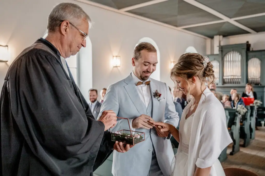 Eva und Chris 1 14. September 2024 EvaChris Kirche kleineDaten 185