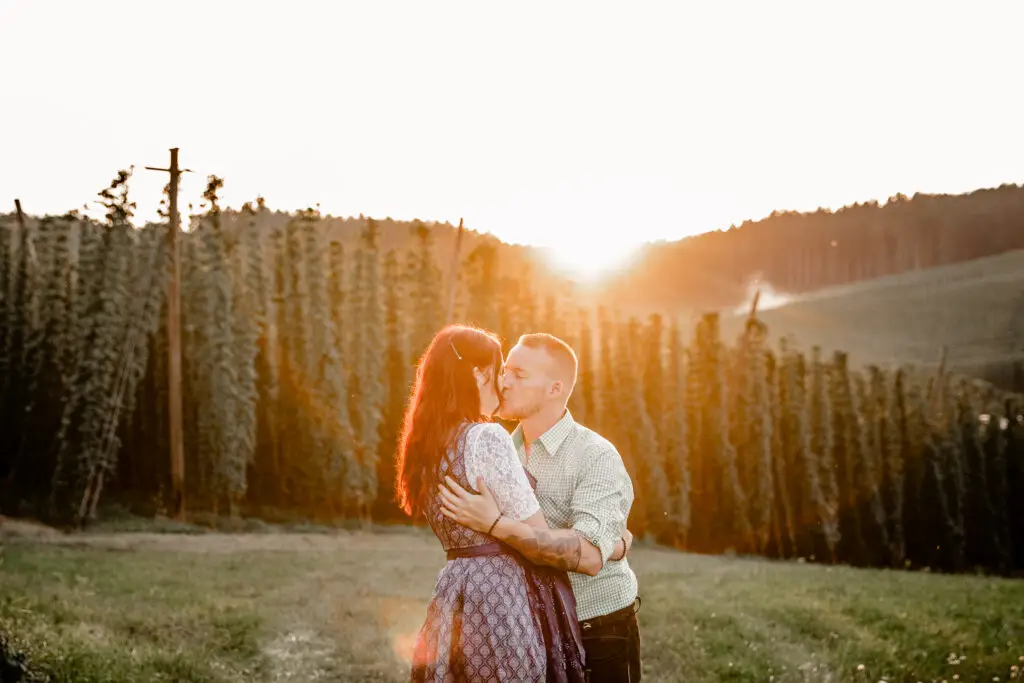 Franzi und Tobias 3 Hochzeitsfotograf Pfaffenhofen – Brautpaar im goldenen Abendlicht in natürlicher Umgebung