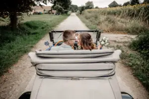 Elena und Thomas im offenen Oldtimer in Wolnzach, ein inniger Moment während ihrer Hochzeitsreportage in der Hallertau.